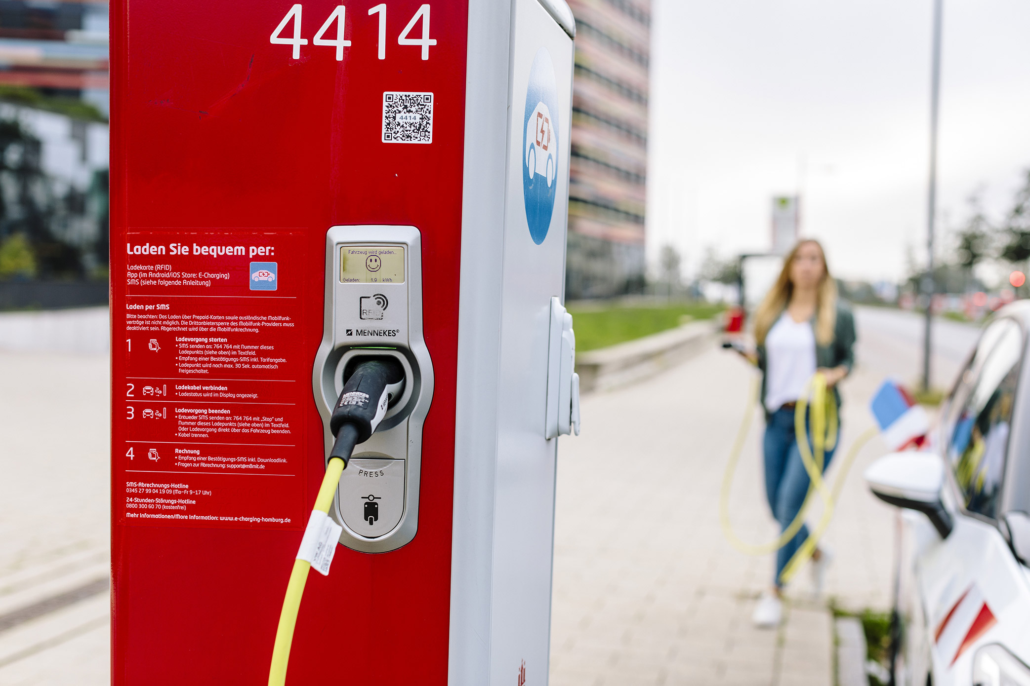 Eine rote Ladesäule in Hamburg