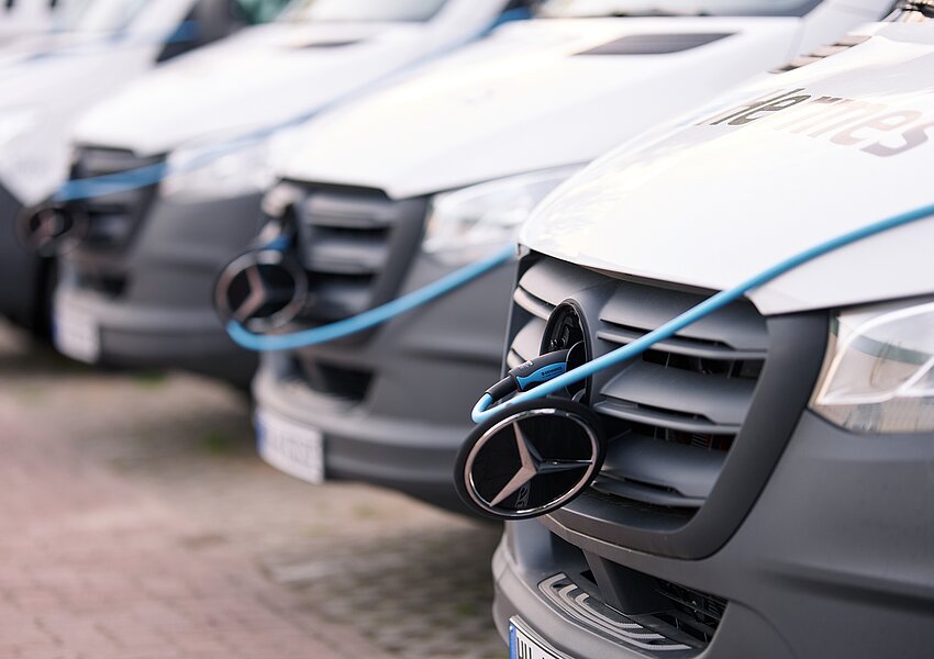 Ein Transporter lädt an einem Ladekabel