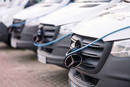 Ein Transporter lädt an einem Ladekabel