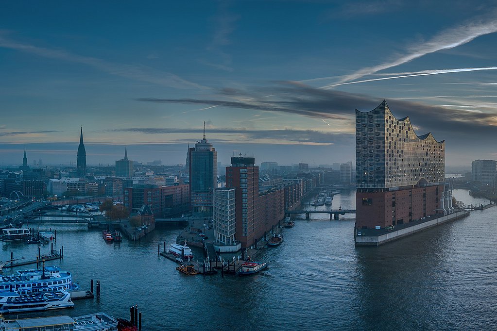 Panarama von Hamburg mit der Elbphilharmonie, vom Wasser aus