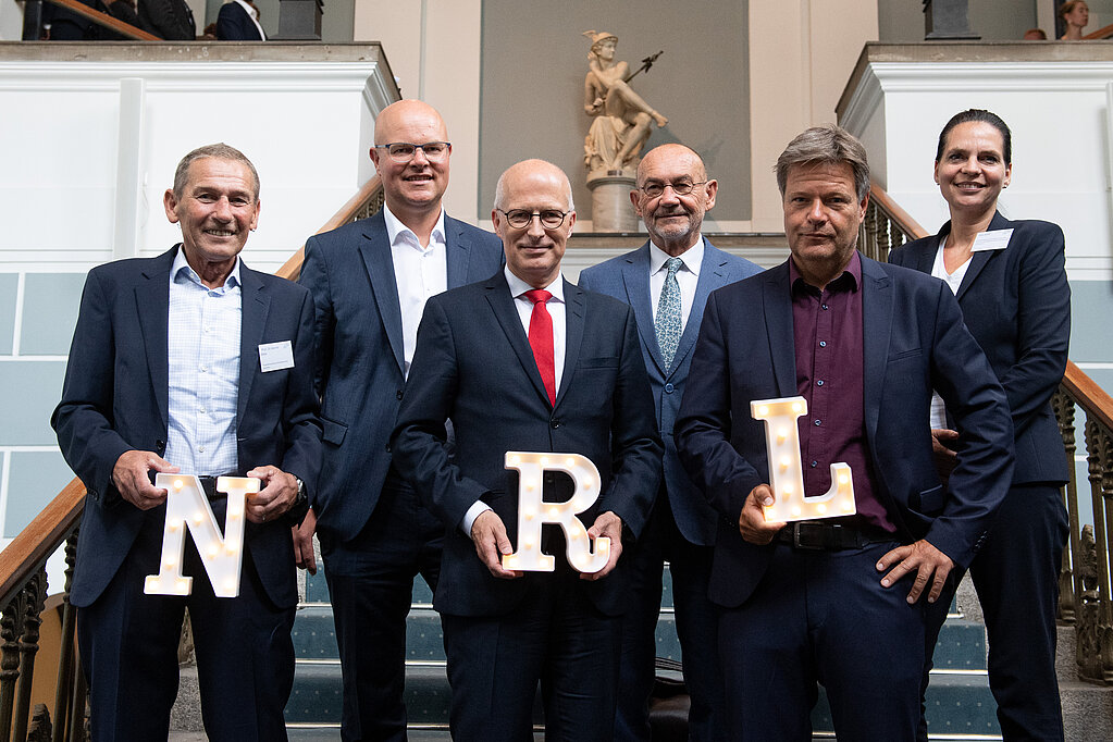 L-R: Prof. Dr. Werner Beba, NRL-Projektkoordinator; Tobias Goldschmidt, Minister für Energiewende, Klimaschutz, Umwelt und Natur des Landes Schleswig-Holstein; Dr. Peter Tschentscher, Erster Bürgermeister der Freien und Hansestadt Hamburg; Norbert Aust, Präses der Handelskammer Hamburg; Dr. Robert Habeck, Vizekanzler und Bundesminister für Wirtschaft und Klimaschutz und Ines Jesse, Staatssekretärin für Wirtschaft, Infrastruktur, Tourismus und Arbeit des Landes Mecklenburg-Vorpommern. Pressefoto Konsortialtreffen und Energiepolitischer Spitzendialog vom Norddeutschen Reallabor (NRL), aufgenommen am 29.08.2022 in der Handelskammer in Hamburg. Foto: Daniel Reinhardt/NRL
