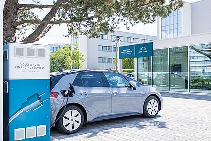 Ein Elektroauto an einer Ladesäule