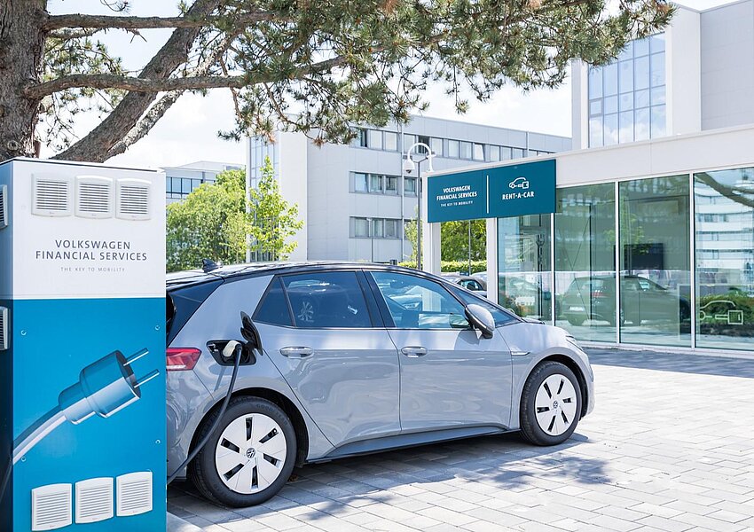 Ein Elektroauto an einer Ladesäule