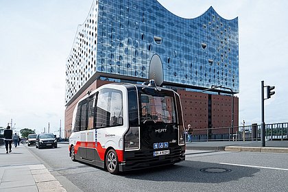 Der autonom fahrende HEAT-Kleinbus vor der Elbphilharmonie