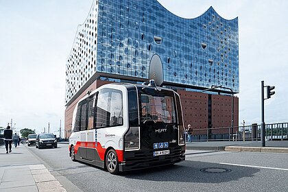 Der autonom fahrende HEAT-Kleinbus vor der Elbphilharmonie