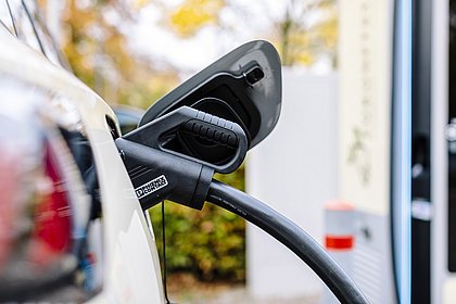 Eine Ladestecker in einem Fahrzeug