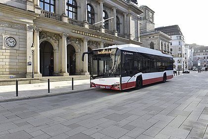 Ein Bus vor einem Gebäude.
