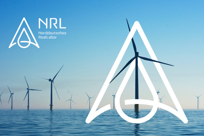 Offshore-Windpark, davor Logomontage Norddeutsches Reallabor